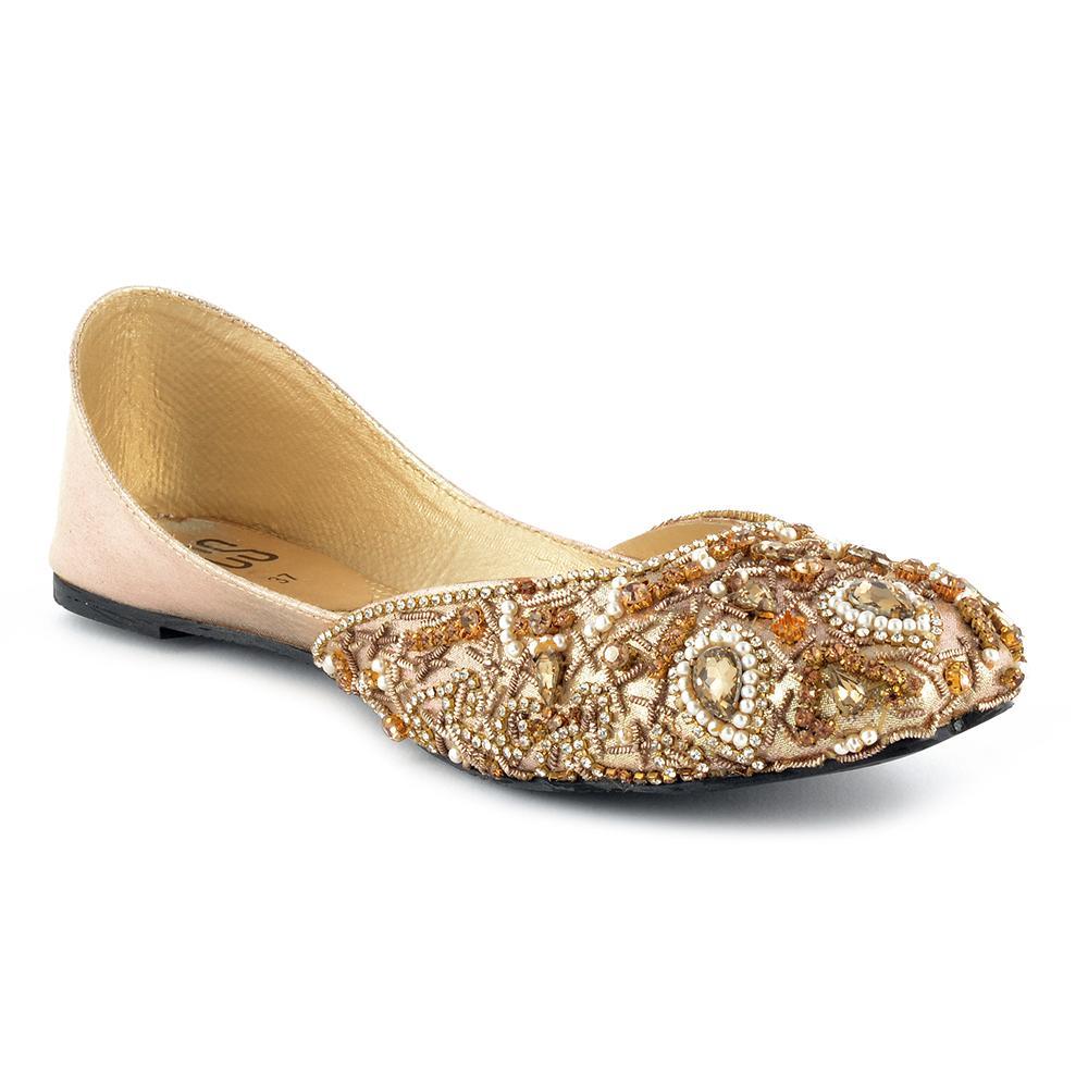 Embroidery on glossed Khussa